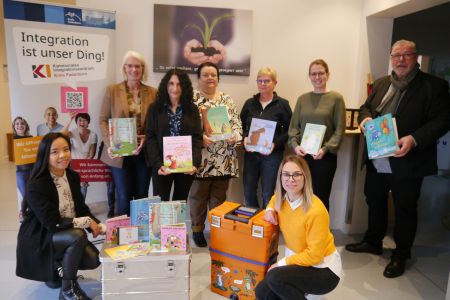 Arbeiten an einem gemeinsamen Ziel – (hintere Reihe, v.l.) Claudia Holle, Geschäftsleitung Osthushenrich-Stiftung, Tamari Herding, Projektkoordinatorin Kommunales Integrationszentrum, Anja Sieke-Heers, KiTa-Leitung, Uschi Timmermann, päd. Fachkraft, Bettina Freitag, Regionalleitung des Trägers der Einrichtung Kath. Kitas Hochstift gem. GmbH, Bernhard Lünz, Geschäftsleitung Kommunales Integrationszentrum, (vordere Reihe, v.l.) Theresa Trieu, Projektkoordinatorin Kommunales Integrationszentrum, und Susanne Härtel, Elternbegleitung. © Kath. Kita und Familienzentrums St. Hedwig Arbeiten an einem gemeinsamen Ziel – (hintere Reihe, v.l.) Claudia Holle, Geschäftsleitung Osthushenrich-Stiftung, Tamari Herding, Projektkoordinatorin Kommunales Integrationszentrum, Anja Sieke-Heers, KiTa-Leitung, Uschi Timmermann, päd. Fachkraft, Bettina Freitag, Regionalleitung des Trägers der Einrichtung Kath. Kitas Hochstift gem. GmbH, Bernhard Lünz, Geschäftsleitung Kommunales Integrationszentrum, (vordere Reihe, v.l.) Theresa Trieu, Projektkoordinatorin Kommunales Integrationszentrum, und Susanne Härtel, Elternbegleitung. © Kath. Kita und Familienzentrums St. Hedwig